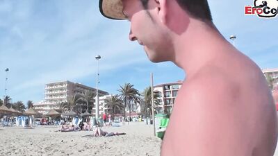 2 deutsche blonde Girls werden am Strand von Malle aufgerissen und gefickt