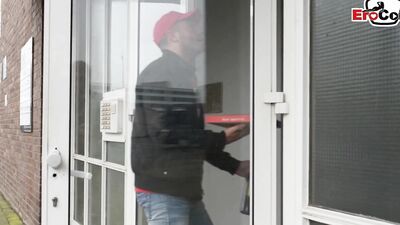 Deutsche mollige Milf verführt Pizzaboten zum Sex
