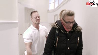 Blonde heiße, deutsche Milf wird vom Masseur gefickt