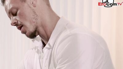Blonde heiße, deutsche Milf wird vom Masseur gefickt