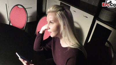 Blonde heiße Milf hat ein Sextreffen via Dating-App