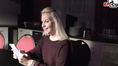 Blonde heiße Milf hat ein Sextreffen via Dating-App