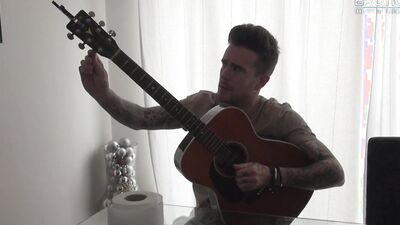 Rockstar nails his groupie