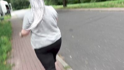 DEUTSCHES TEEN MIT RIESEN ARSCH LÄSST SICH OUTDOOR ABFICKEN UND PISST NACHDEM SIE BESAMT WURDE