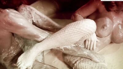 Bananass s5: Hot babe has sex with lots of cream and milk