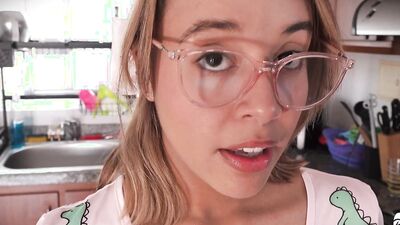 The maid fucks the vegetables. She cums in the kitchen.