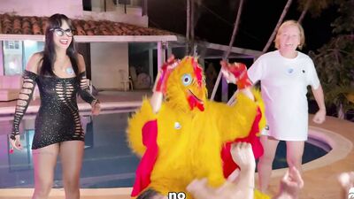 Frisby's chicken organizes fight between ALIX VLOGS and LARA ROSS to see who will fuck his fat cock