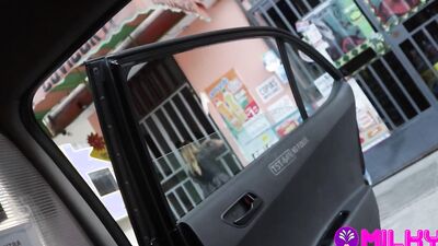 El taxista no puede contenerse y chupa las grandes tetas de Yorgelis Carrillo