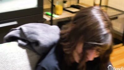 OCCHI VERDI E FIGA PELOSA! ME LO SUCCHIA E LA TOCCO IN UN VIDEO CASALINGO SPORCO! | Benefit Monkey