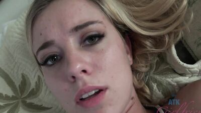 Before heading to the beach with Haley Reed you want to make her cum
