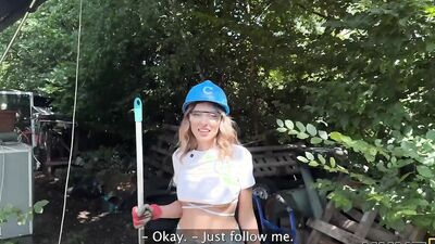HUNT4K. Sexy Fanta Sie fucks with old Hunter for her annual salary in public
