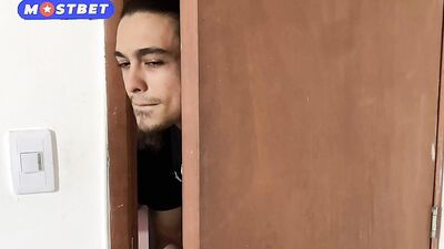 DESCUBRI A MI DULCE VECINA CALIENTE CON SU JUGUETE - PORNO EN ESPAÑOL