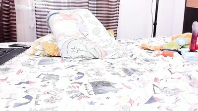 UV1988's webcam babe gets her sweet butthole drilled hard on the Web