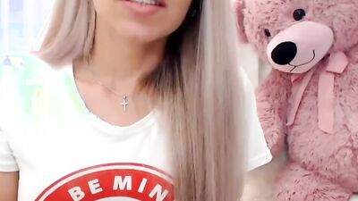 Sexy amateur babe masturbates her tight pussy in HD video
