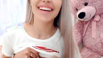 Sexy amateur babe masturbates her tight pussy in HD video