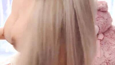 Sexy amateur babe masturbates her tight pussy in HD video