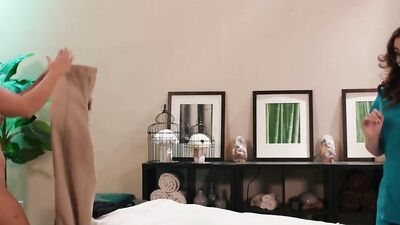 Blake Blossom gets a steamy rubdown from Masseuse Leana Lovings - Spanish porn