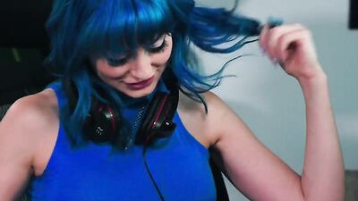 Gamergirl Jewelz Blu gets her pussy devoured by her college roommate while gaming
