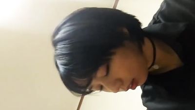 饥渴小骚女露出美乳女上位扭动高潮被按着插穴淫叫