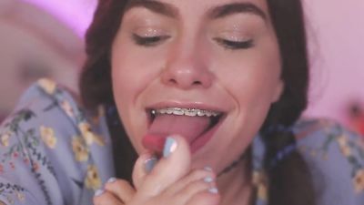 Sexy CamGirl Sucks her Toes