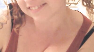 Amateur hussy is spreading her sexy booty and treating you with stinky farts