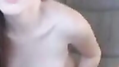 Live webcam show of a gorgeous chick who can't stop playing with her twat