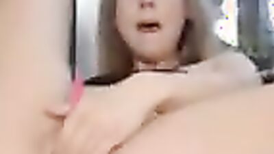 Webcam hussy is using a big dildo for stuffing her aching cunny