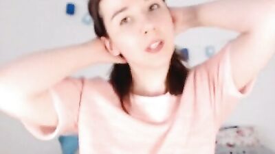 Blessed with natural body curves, teen sweetheart loves putting on masturbation shows