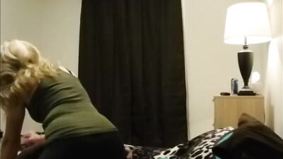 Homemade video of an amateur woman letting her partner enjoy a facesitting treatment