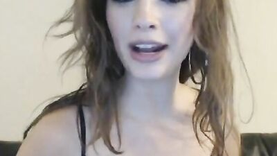 Sexy webcam babe is going to play with her sex toys just for you