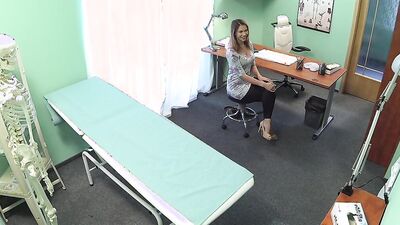 Fake doctor is testing the girl's pussy by fucking it in his office