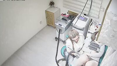 Hidden camera caught girls having lesbian sex after a waxing treatment